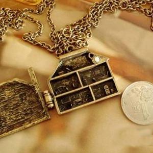 Beautiful House Necklace, Can Open